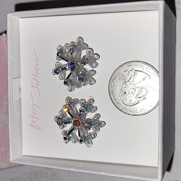 Betsey Johnson snowflake earrings BNIB - Picture 2 of 3